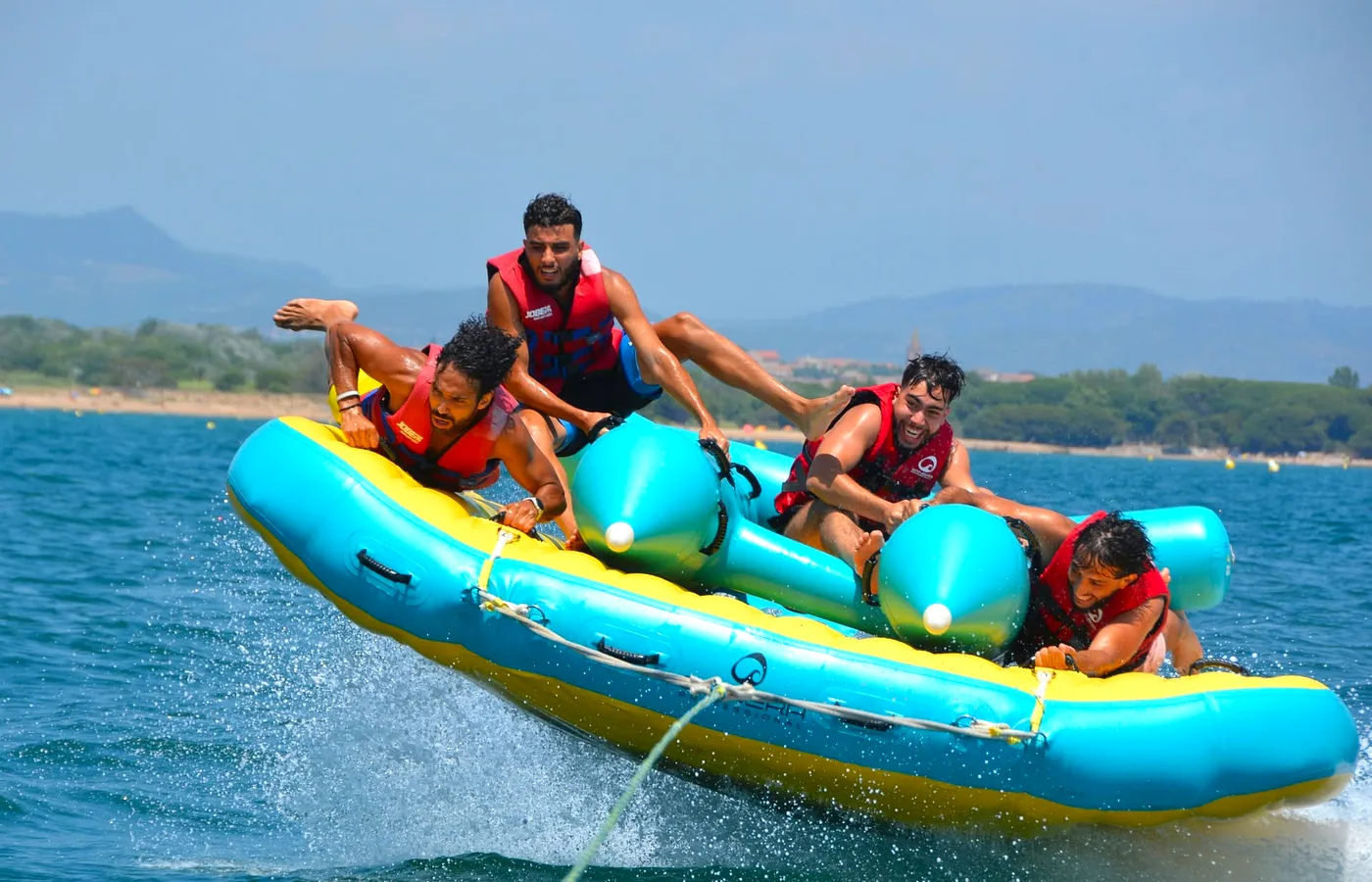Bande d'amis en jet ski et bouée à Fréjus