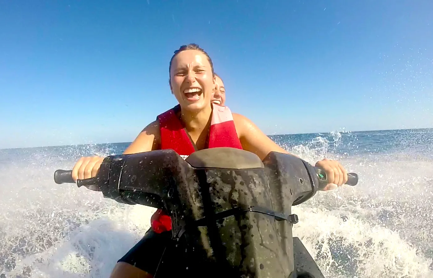 Débutant souriant lors de sa première sortie jet ski