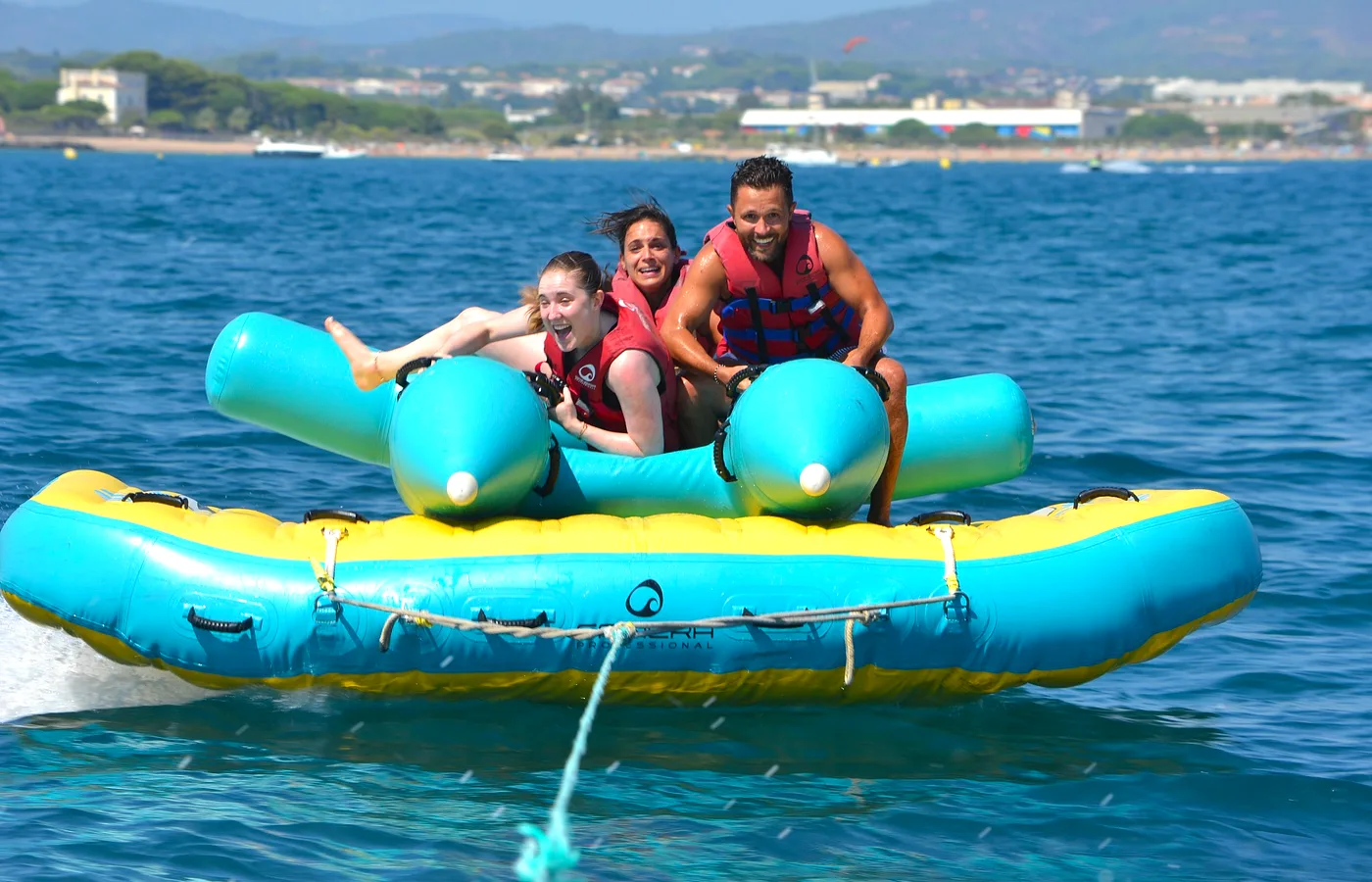 Famille s'amusant en jet ski et bouée à Fréjus