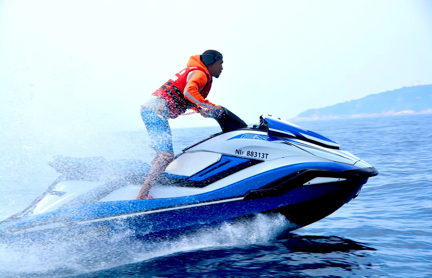 Calanques rouges de l'Estérel depuis un jet ski