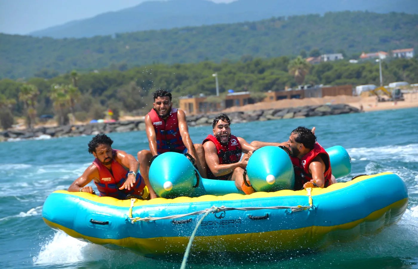 Groupe joyeux en jet ski à Fréjus
