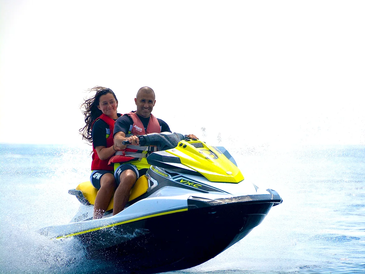 Jet ski Yamaha lancé sur la baie turquoise de Fréjus