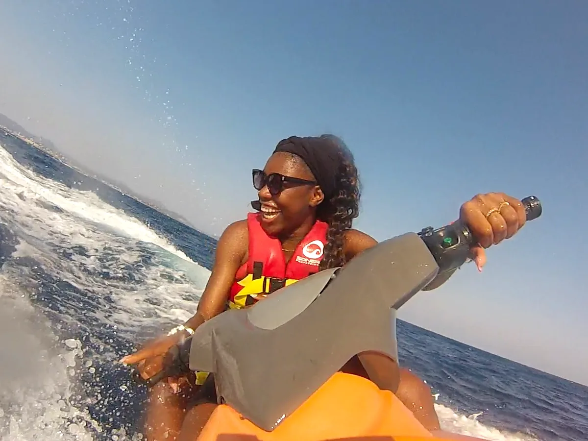 Jet ski au coucher du soleil au large de Fréjus