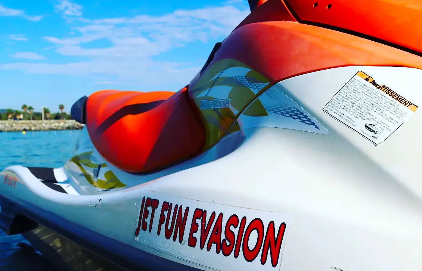 Jet ski Sea-Doo et Yamaha sur le ponton de Saint-Aygulf