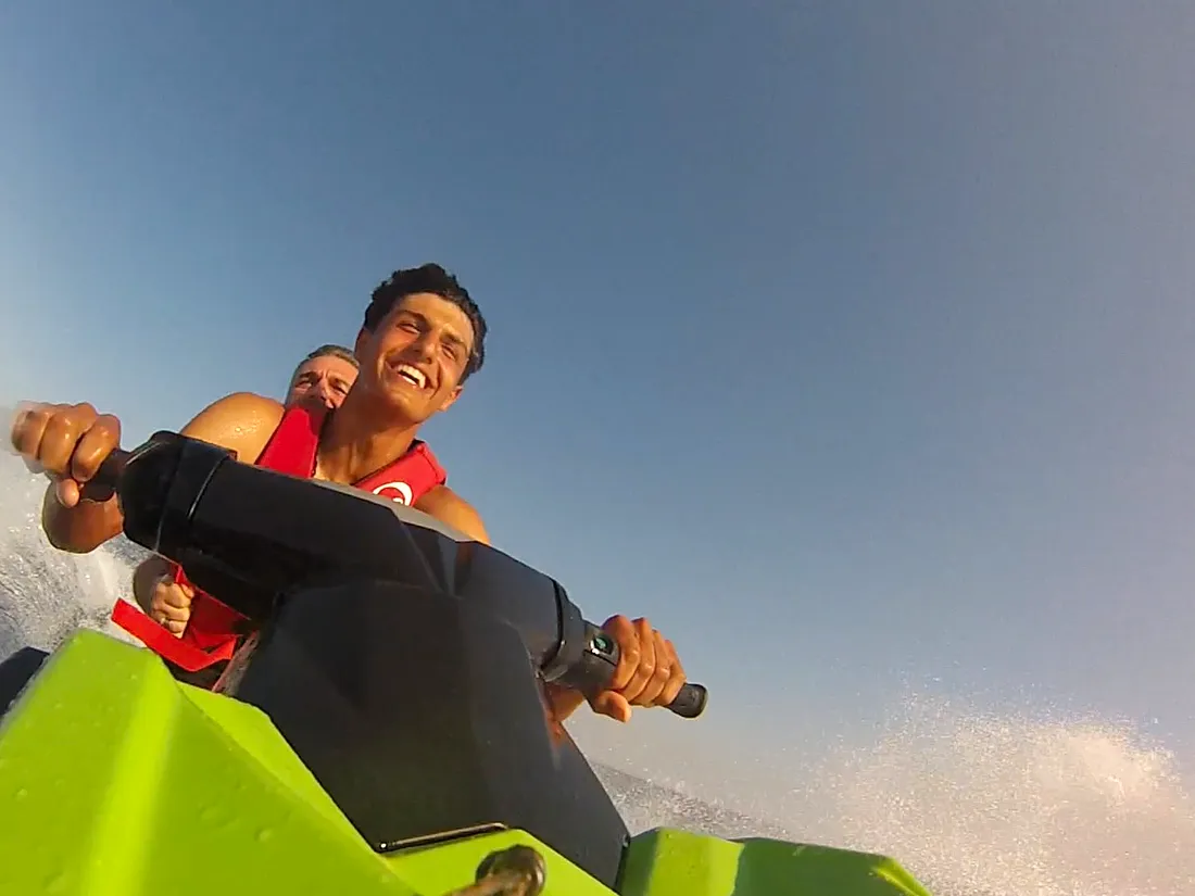 Pilote bras ouverts sur un jet ski au large de Fréjus