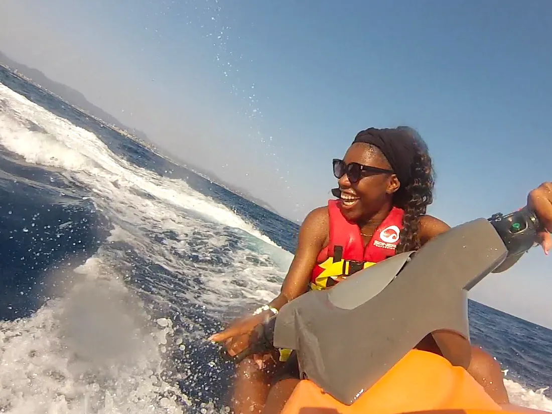 Jet ski lancé à pleine vitesse, gerbe d'eau