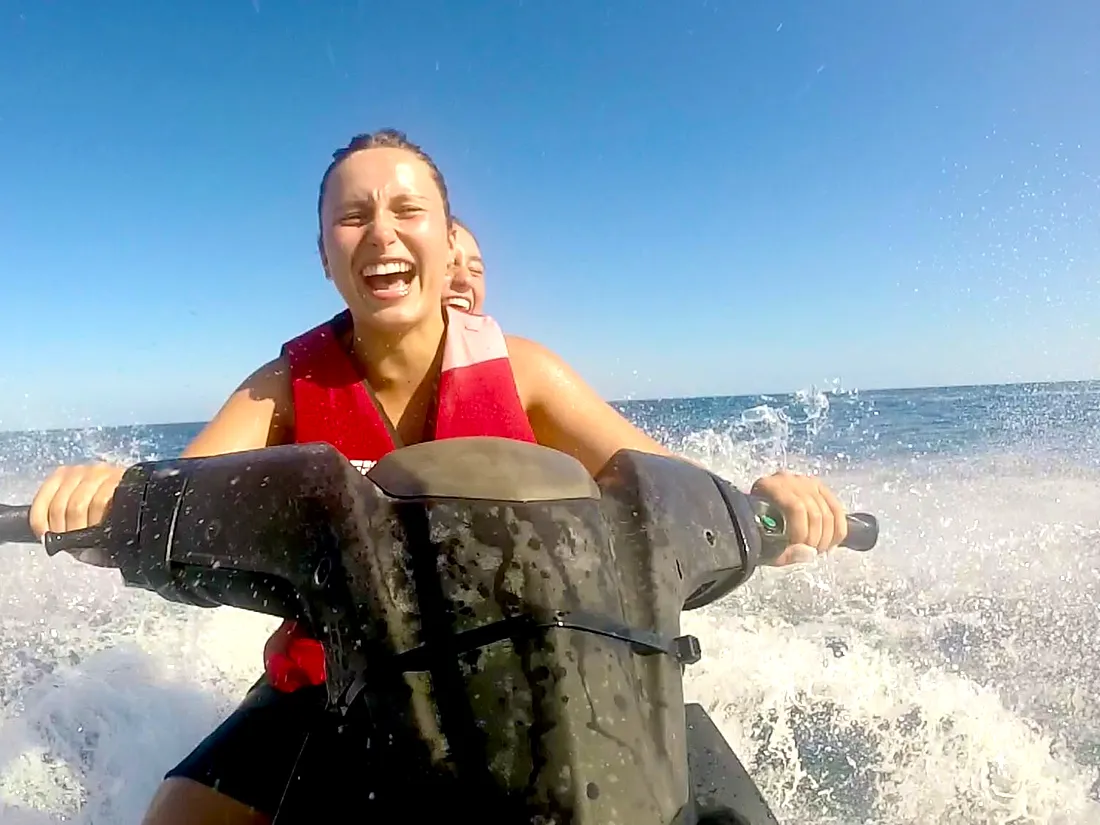 Sourires à bord d'un jet ski dans la baie