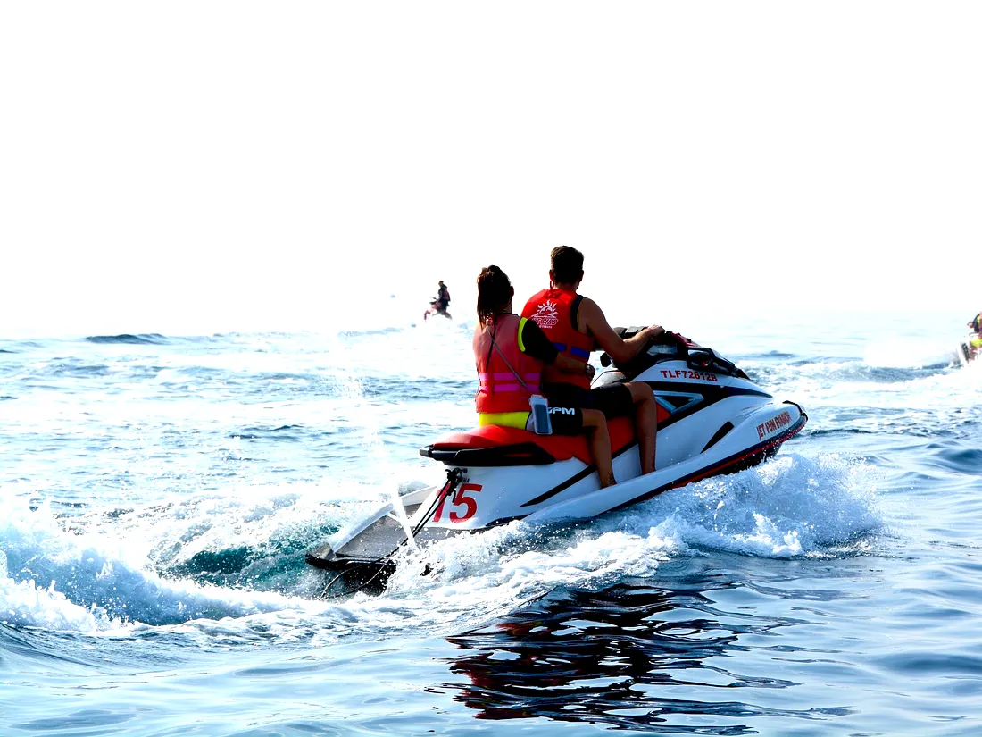 Jet ski au coucher du soleil près de l'Île d'Or
