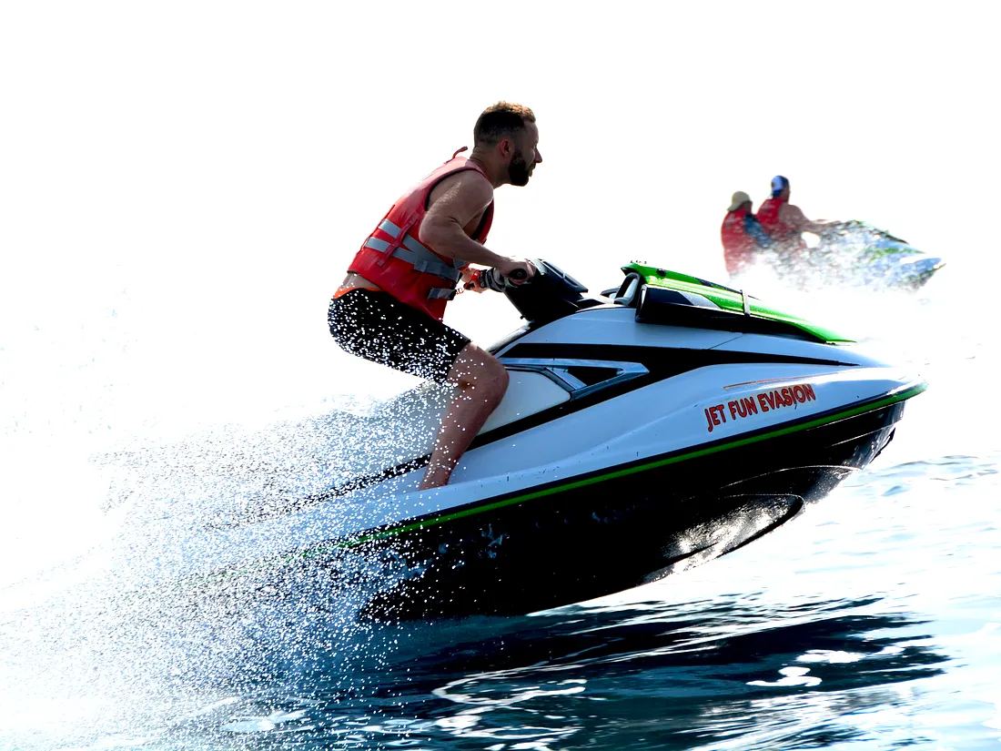 Pilote bras ouverts sur un jet ski au large de Fréjus