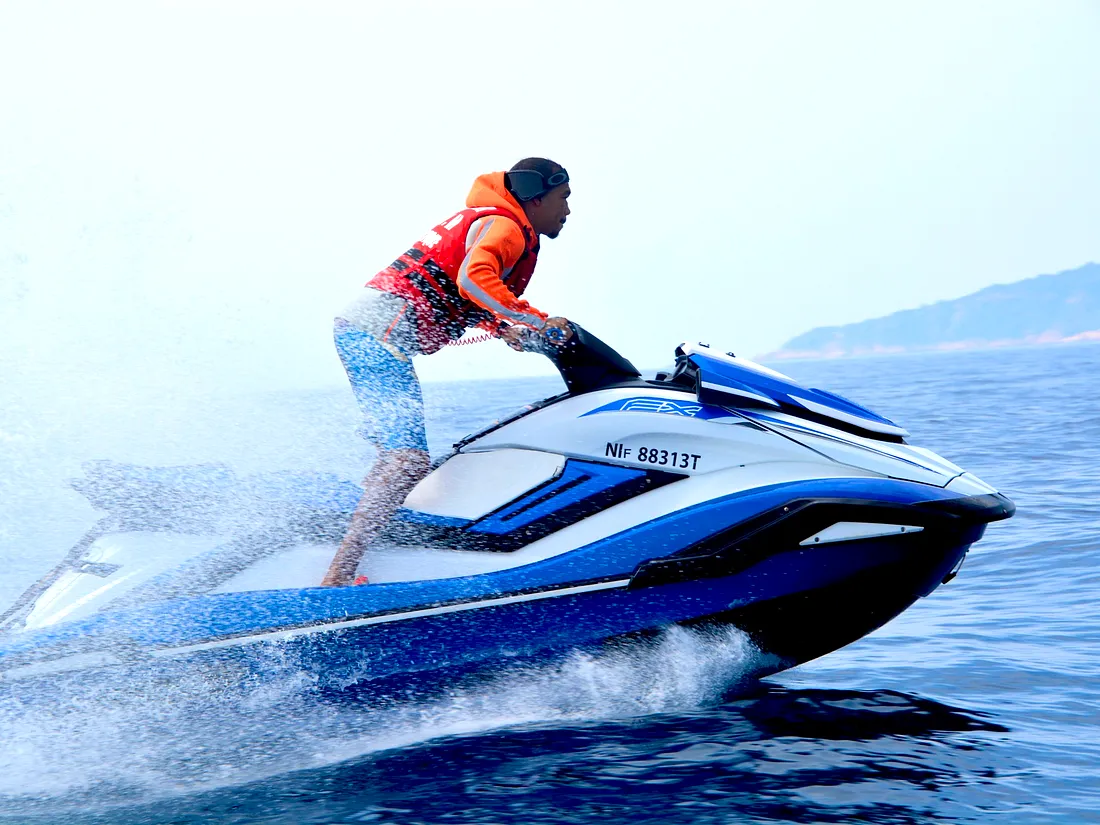 Jet ski lancé à pleine vitesse, gerbe d'eau