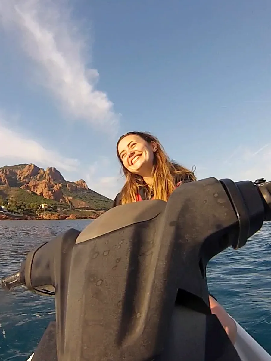 Pilote bras ouverts sur un jet ski