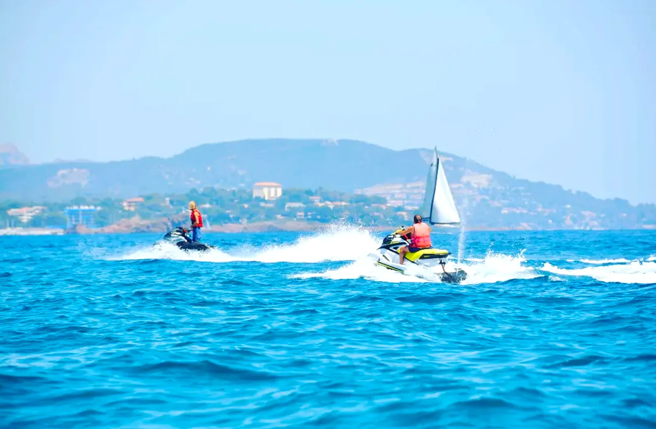 Jet ski et voilier sur la baie de l'Estérel