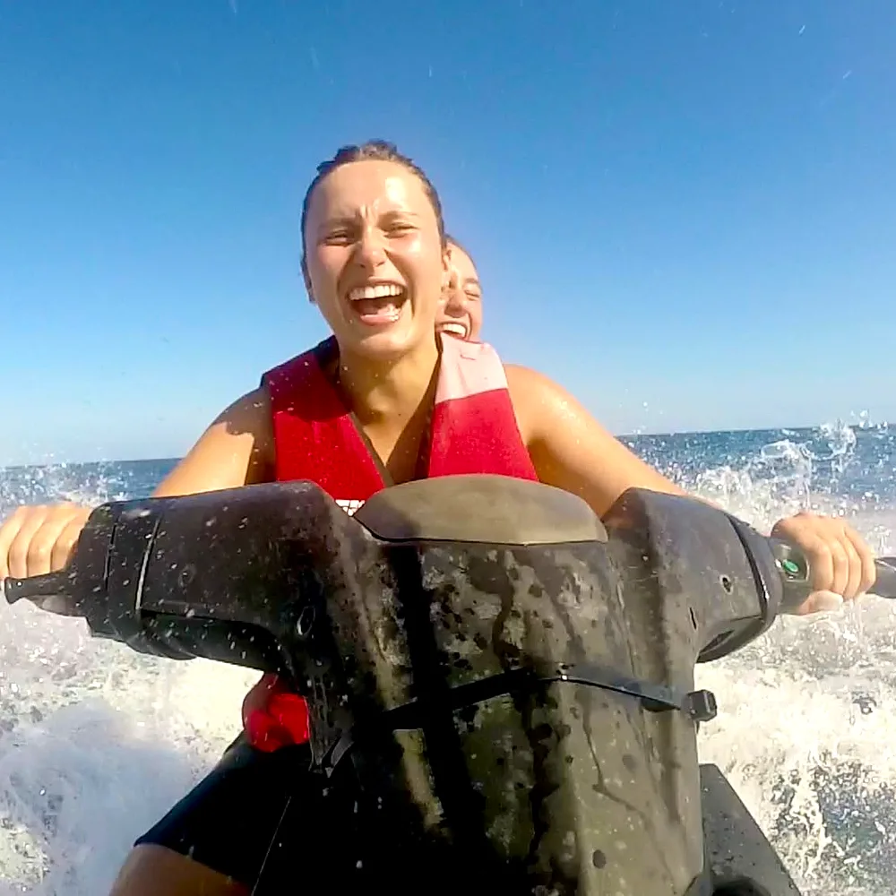 Sourires à bord d'un jet ski au large