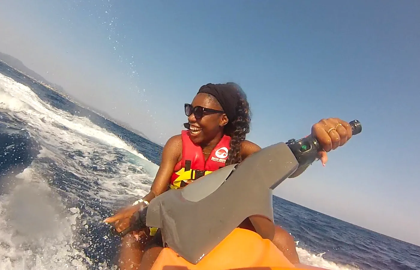 Jet ski au coucher de soleil au large de Fréjus
